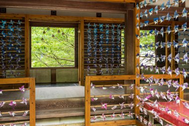 Kyoto, Japonya - 26 Haziran 2024: Yanagidani Kannon Yokoku-ji Tapınağı 'nda Renkli Japon Kağıt Fırıldak (Kamifusha) Dekorasyonu.