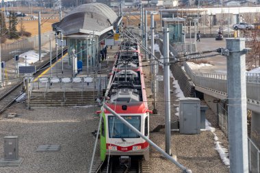 Calgary, AB, Kanada - 14 Mart 2022: McKnight Westwind istasyonunda CTrain durağı. CTrain hafif raylı sistemi. Calgary Geçidi.