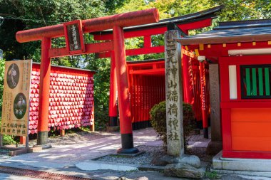 Inuyama, Aichi, Japonya - 22 Temmuz 2024: Inuyama Kalesi yakınlarındaki Sanko Inari Tapınağı 'nda kırmızı torii kapıları ve kalp şeklinde tahta plaklar.