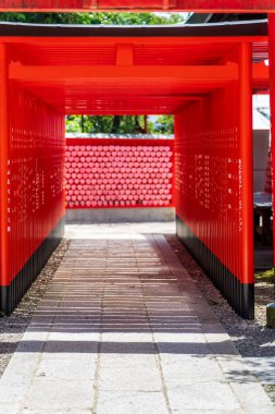 Inuyama, Aichi, Japonya - 22 Temmuz 2024: Inuyama Kalesi yakınlarındaki Sanko Inari Tapınağı 'nda kırmızı torii kapıları ve kalp şeklinde tahta plaklar.
