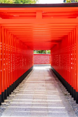 Inuyama, Aichi, Japonya - 22 Temmuz 2024: Inuyama Kalesi yakınlarındaki Sanko Inari Tapınağı 'nda kırmızı torii kapıları ve kalp şeklinde tahta plaklar.