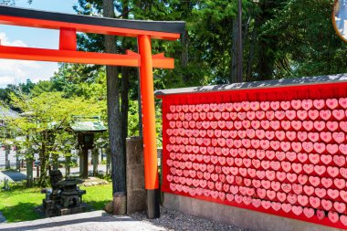 Inuyama, Aichi, Japonya - 22 Temmuz 2024: Inuyama Kalesi yakınlarındaki Sanko Inari Tapınağı 'nda dilekler için ayırt edici kalp şeklinde tahta plaklar.