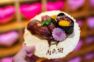 Inuyama, Aichi, Japonya - 22 Temmuz 2024: Yerel bir lezzet olan Inuyama Kalesi Kasabası 'ndaki Yakiniku Nikubei' den kurutulmuş Hida bifteği suşisi.