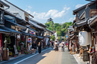 Inuyama, Aichi, Japonya - 22 Temmuz 2024: Tarihi Inuyama Kalesi Kasabasının geleneksel sokak manzarası.