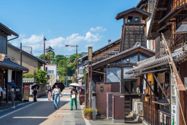 Inuyama, Aichi, Japonya - 22 Temmuz 2024: Tarihi Inuyama Kalesi Kasabasının geleneksel sokak manzarası.