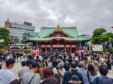 Tokyo, Japonya - 10 Mayıs 2025: Kanda Myojin Tapınağı 'nda Kanda Matsuri Festivali, mikoshi geçit törenleri ve geleneksel gösterileriyle büyük bir Şinto etkinliği.