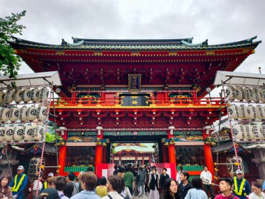 Tokyo, Japonya - 10 Mayıs 2025: Kanda Myojin Tapınağı 'nda Kanda Matsuri Festivali, mikoshi geçit törenleri ve geleneksel gösterileriyle büyük bir Şinto etkinliği.