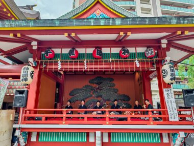Tokyo, Japonya - 10 Mayıs 2025: Kanda Myojin Tapınağı 'nda Kanda Matsuri Festivali, mikoshi geçit törenleri ve geleneksel gösterileriyle büyük bir Şinto etkinliği.