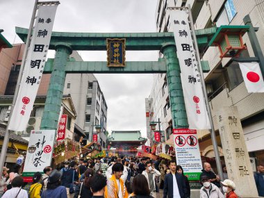 Tokyo, Japonya - 10 Mayıs 2025: Kanda Myojin Tapınağı 'nda Kanda Matsuri Festivali, mikoshi geçit törenleri ve geleneksel gösterileriyle büyük bir Şinto etkinliği.