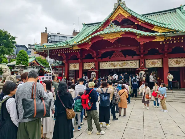 Tokyo, Japonya - 10 Mayıs 2025: Kanda Myojin Tapınağı 'nda Kanda Matsuri Festivali, mikoshi geçit törenleri ve geleneksel gösterileriyle büyük bir Şinto etkinliği.