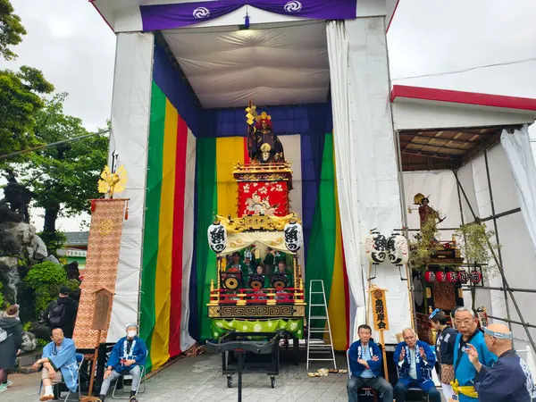 Tokyo, Japonya - 10 Mayıs 2025: Kanda Myojin Tapınağı 'nda Kanda Matsuri Festivali, mikoshi geçit törenleri ve geleneksel gösterileriyle büyük bir Şinto etkinliği.