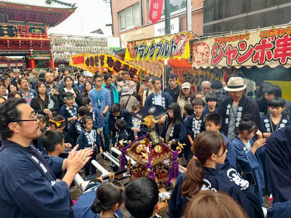 Tokyo, Japonya - 10 Mayıs 2025: Kanda Myojin Tapınağı 'nda Kanda Matsuri Festivali, mikoshi geçit törenleri ve geleneksel gösterileriyle büyük bir Şinto etkinliği.