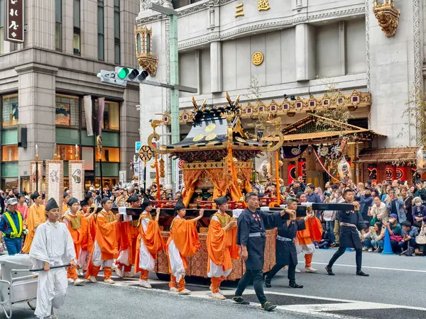 Tokyo, Japonya - 10 Mayıs 2025: Kanda Matsuri geçit töreni Tokyo 'da Mitsukoshi alışveriş merkezinin önünden Mikoshi ve katılımcılarla geçti.