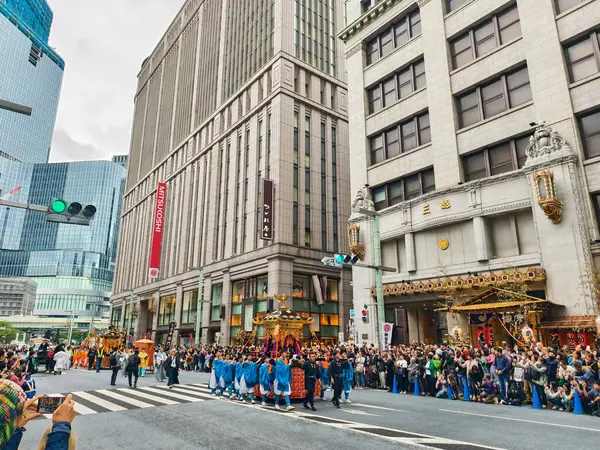 Tokyo, Japonya - 10 Mayıs 2025: Kanda Matsuri geçit töreni Tokyo 'da Mitsukoshi alışveriş merkezinin önünden Mikoshi ve katılımcılarla geçti.