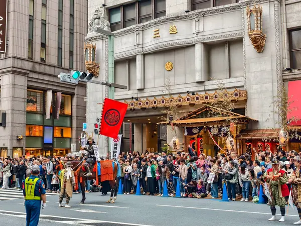 Tokyo, Japonya - 10 Mayıs 2025: Kanda Matsuri geçit töreni Tokyo 'da Mitsukoshi alışveriş merkezinin önünden Mikoshi ve katılımcılarla geçti.