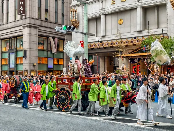 Tokyo, Japonya - 10 Mayıs 2025: Kanda Matsuri geçit töreni Tokyo 'da Mitsukoshi alışveriş merkezinin önünden Mikoshi ve katılımcılarla geçti.