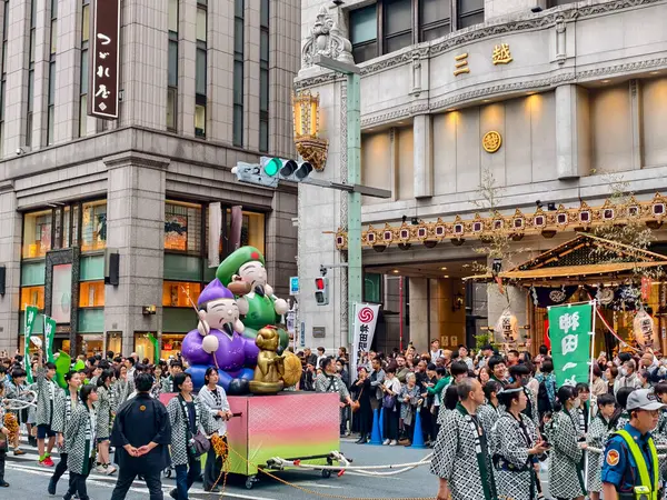 Tokyo, Japonya - 10 Mayıs 2025: Kanda Matsuri geçit töreni Tokyo 'da Mitsukoshi alışveriş merkezinin önünden Mikoshi ve katılımcılarla geçti.