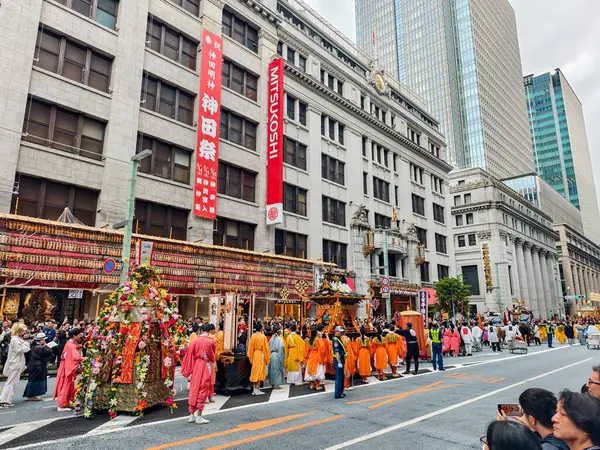 Tokyo, Japonya - 10 Mayıs 2025: Kanda Matsuri geçit töreni Tokyo 'da Mitsukoshi alışveriş merkezinin önünden Mikoshi ve katılımcılarla geçti.