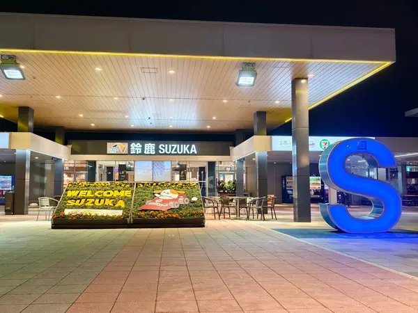 Suzuka, Mie, Japonya - 9 Mayıs 2025: Shin-Meishin Otoyolu üzerindeki Suzuka Otoparkı (PA), Nagoya 'ya giden, geceleri aydınlanan, modern bir dinlenme tesisi.