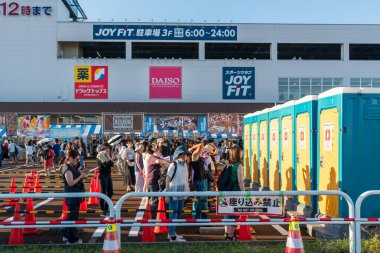 Nagaoka, Niigata, Japonya - 2 Ağustos 2024: Nagaoka Havai fişek Festivali meydanında insanların kuyruğa girdiği taşınabilir tuvaletler.