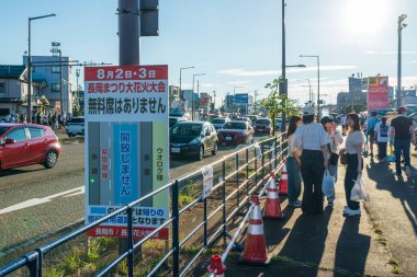 Nagaoka, Niigata, Japonya - 2 Ağustos 2024: Nagaoka Havai fişek Festivali 'ne giden büyük bir kalabalık.