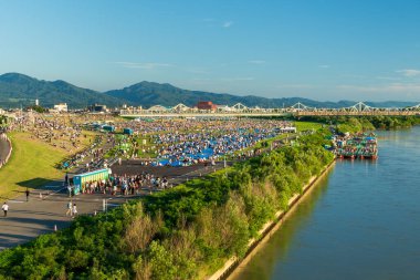 Nagaoka, Niigata, Japonya - 2 Ağustos 2024: Nagaoka Havai fişek Festivali için Shinano Riverbank boyunca seyirci koltukları.