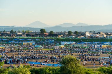 Nagaoka, Niigata, Japonya - 2 Ağustos 2024: Nagaoka Havai fişek Festivali için Shinano Riverbank boyunca seyirci koltukları.