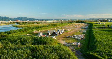 Nagaoka, Niigata, Japonya - 2 Ağustos 2024: Nagaoka Havai fişek Festivali Şinano Riverbank 'te gündüz vakti, kamyonlar ve sıra sıra havai fişekler hazır.