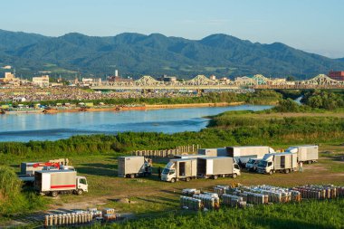 Nagaoka, Niigata, Japonya - 2 Ağustos 2024: Nagaoka Havai fişek Festivali Şinano Riverbank 'te gündüz vakti, kamyonlar ve sıra sıra havai fişekler hazır.
