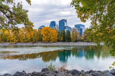 Princes Island Park sonbahar yeşillik manzarası. Nehir kıyısında, Calgary şehir merkezinde, Alberta, Kanada.