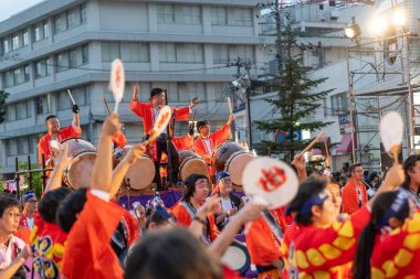 Fukushima, Japonya - 3 Ağustos 2024: Festival müzisyenleri Matsuri Bayashi, Fukushima Waraji Matsuri 'deki Waraji Odori geçit töreni için geleneksel Japon müziği ve davul çalıyor..