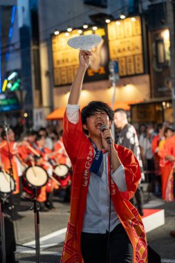 Fukushima, Japonya - 3 Ağustos 2024: Festival müzisyenleri Matsuri Bayashi, Fukushima Waraji Matsuri 'deki Waraji Odori geçit töreni için geleneksel Japon müziği ve davul çalıyor..