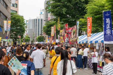 Kobe, Hyogo, Japonya - 18 Mayıs 2025: Kalabalık 'Oh! 52. Kobe Festivali sırasında Sun ShotEngati 'nin pazar caddesi..