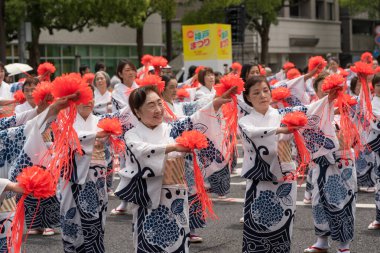 Kobe, Hyogo, Japonya - 18 Mayıs 2025: Çiçek Yolu 'ndaki 52. Kobe Festivali' nde yaklaşık 600 yaşlı kadın 'Souodori' (toplu dans) gösterisi.