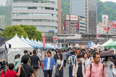 Kobe, Hyogo, Japonya - 18 Mayıs 2025: 52. Kobe Festivali sırasında 'Omatsuri Hiroba' (Festival Meydanı) kalabalığı.