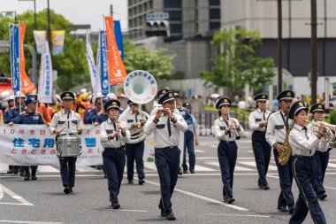 Kobe, Hyogo, Japonya - 18 Mayıs 2025: Kobe Şehri İtfaiye Departmanı ve İtfaiye bandosu 52. Kobe Festivali 'ndeki Matsuri Geçit Töreni' nde sahne aldı..