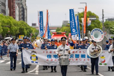 Kobe, Hyogo, Japonya - 18 Mayıs 2025: Kobe Şehri İtfaiye Departmanı ve İtfaiye bandosu 52. Kobe Festivali 'ndeki Matsuri Geçit Töreni' nde sahne aldı..