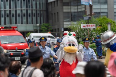 Kobe, Hyogo, Japonya - 18 Mayıs 2025: 'Piipo' Kobe İtfaiyesi 'nin maskotu, 52. Kobe Festivali' nin Matsuri Geçit Töreni 'nde.