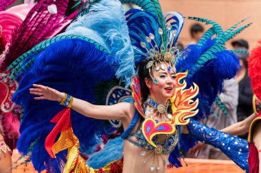 Kobe, Hyogo, Japonya - 18 Mayıs 2025: 52. Kobe Festivali 'nde Samba Caddesi' nde coşkulu samba kostümlü dansçılar.