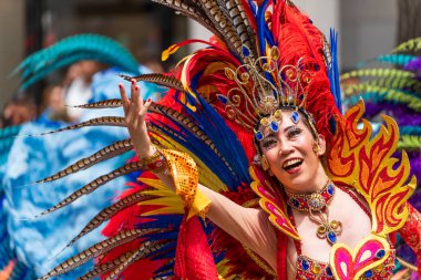 Kobe, Hyogo, Japonya - 18 Mayıs 2025: 52. Kobe Festivali 'nde Samba Caddesi' nde coşkulu samba kostümlü dansçılar.