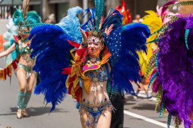 Kobe, Hyogo, Japonya - 18 Mayıs 2025: 52. Kobe Festivali 'nde Samba Caddesi' nde coşkulu samba kostümlü dansçılar.