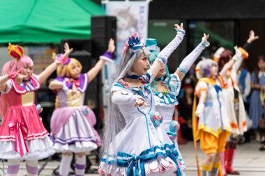 Kobe, Hyogo, Japonya - 18 Mayıs 2025: Cosplayers 'Kamikosu' da tutkuyla şarkı söylüyor ve dans ediyor! Kobe Matsuri 'de 52. Kobe Festivali sırasında..
