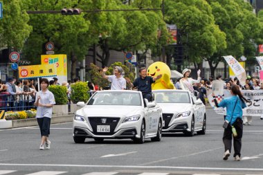 Kobe, Hyogo, Japonya - 18 Mayıs 2025: Hyogo Vali Yardımcısı Yohei Hattori ve Hyogo Belediye Meclis Başkanı Tomoaki Hamada Omatsuri Geçit Töreni 'nde el sallıyorlar.