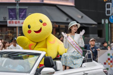 Kobe, Hyogo, Japonya - 18 Mayıs 2025: Hyogo Valiliği maskotu 'Habatan' ve Çiçek Prensesi Hyogo Omatsuri Geçit Töreni 'nde bir arabadan tatlı bir gülümsemeyle el sallıyorlar..