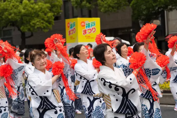 Kobe, Hyogo, Japonya - 18 Mayıs 2025: Çiçek Yolu 'ndaki 52. Kobe Festivali' nde yaklaşık 600 yaşlı kadın 'Souodori' (toplu dans) gösterisi.