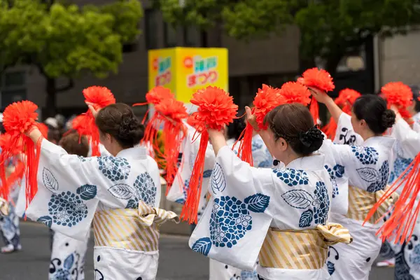 Kobe, Hyogo, Japonya - 18 Mayıs 2025: Çiçek Yolu 'ndaki 52. Kobe Festivali' nde yaklaşık 600 yaşlı kadın 'Souodori' (toplu dans) gösterisi.