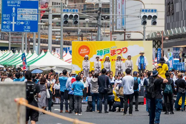 Kobe, Hyogo, Japonya - 18 Mayıs 2025: 'Shiawase Hakoberu You ni' adlı şarkıyla Büyük Hanshin Depremi 'nden bu yana 30 yıl geçti.