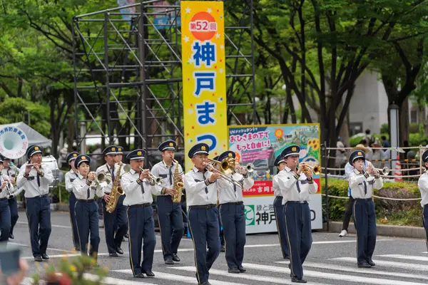 Kobe, Hyogo, Japonya - 18 Mayıs 2025: Kobe Şehri İtfaiye Departmanı ve İtfaiye bandosu 52. Kobe Festivali 'ndeki Matsuri Geçit Töreni' nde sahne aldı..