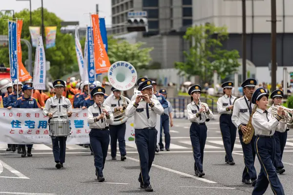Kobe, Hyogo, Japonya - 18 Mayıs 2025: Kobe Şehri İtfaiye Departmanı ve İtfaiye bandosu 52. Kobe Festivali 'ndeki Matsuri Geçit Töreni' nde sahne aldı..