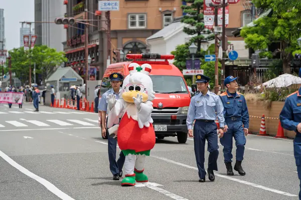 Kobe, Hyogo, Japonya - 18 Mayıs 2025: 'Piipo' Kobe İtfaiyesi 'nin maskotu, 52. Kobe Festivali' nin Matsuri Geçit Töreni 'nde.